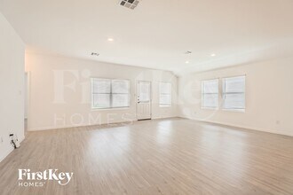 1212 Treehouse Ln in New Braunfels, TX - Foto de edificio - Building Photo