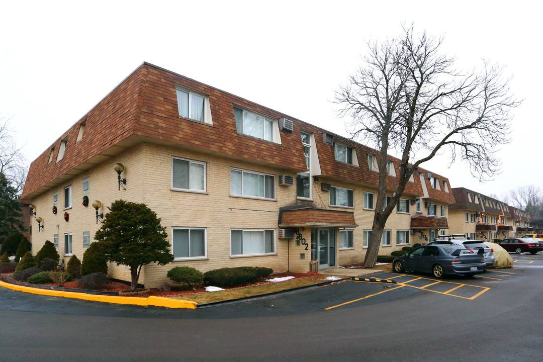 Briar Court Condominiums in Des Plaines, IL - Building Photo