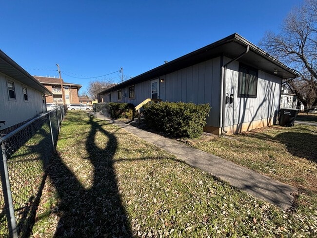 1046 W Elm St in Springfield, MO - Building Photo - Building Photo