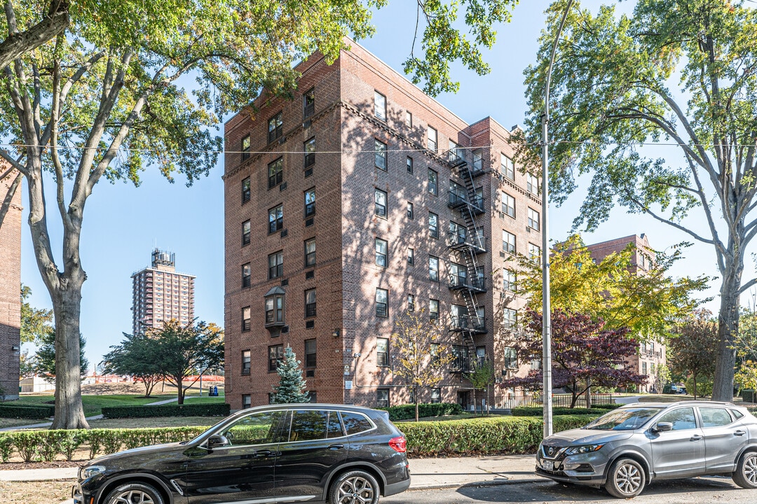 65-94 162nd St in Flushing, NY - Building Photo