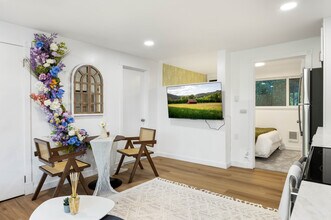 Stayoo Apartments in Seattle, WA - Building Photo - Building Photo