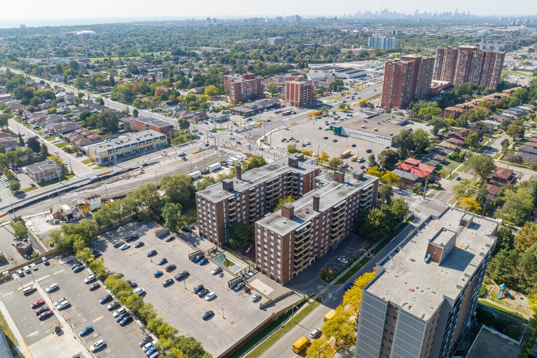 Parsienne II in Toronto, ON - Building Photo