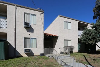 Casa Jamacha in Spring Valley, CA - Foto de edificio - Building Photo