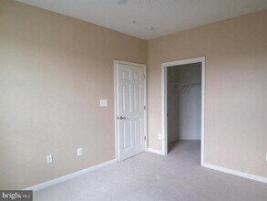 21222 McFadden Square in Cascades, VA - Building Photo - Building Photo