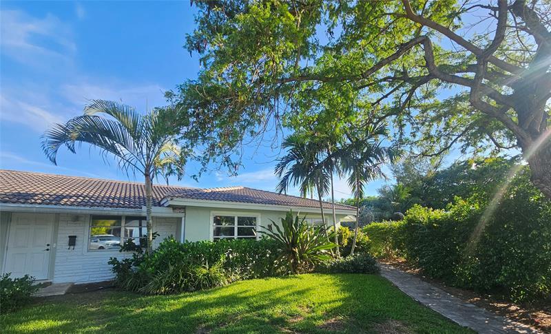 2110 NE 41st St in Lighthouse Point, FL - Building Photo