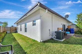 1566 W 26th Ct in Riviera Beach, FL - Building Photo - Building Photo