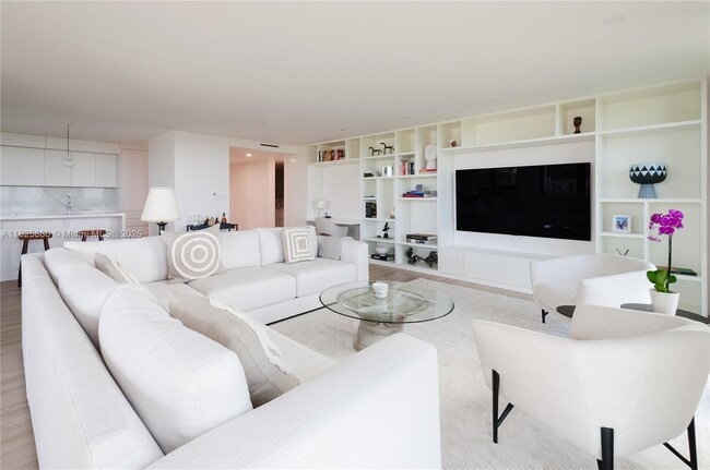 1121 Crandon Blvd, Unit D301 in Key Biscayne, FL - Foto de edificio - Building Photo