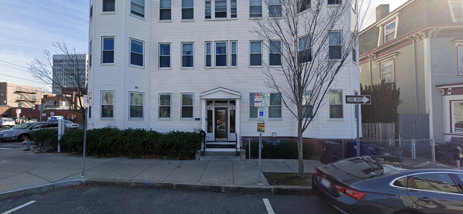 10 Pleasant St, Unit 3 in Cambridge, MA - Foto de edificio - Building Photo