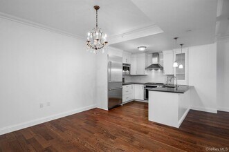 10 Byron Pl in Larchmont, NY - Building Photo - Building Photo