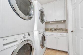 902 Golden Bear Ln in Houston, TX - Foto de edificio - Building Photo