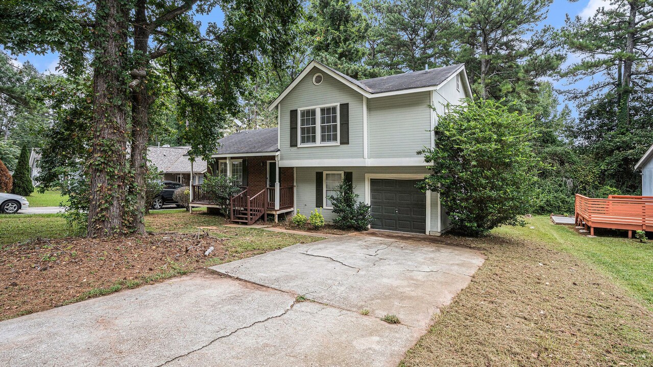 1946 Marbut Forest Dr in Lithonia, GA - Foto de edificio