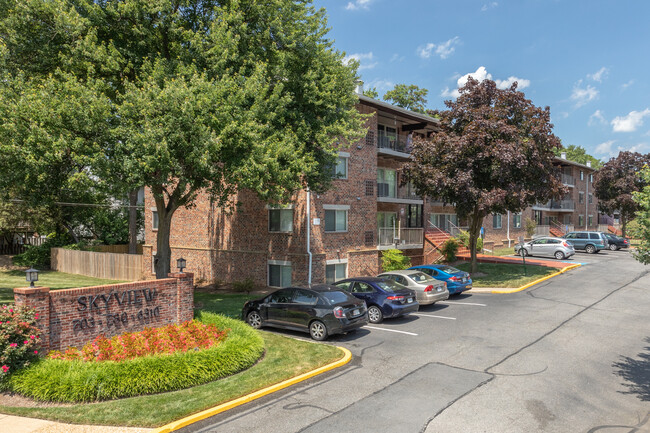 Skyview Apartments in Alexandria, VA - Foto de edificio - Building Photo