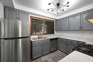 Renovated 3 bed 1.5 bath. Modern Finishes in Seattle, WA - Building Photo - Building Photo