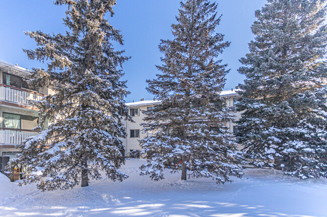 Lakewood Manor Apartments in Edmonton, AB - Building Photo - Building Photo