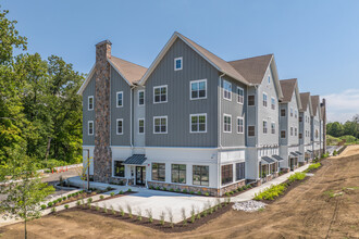 Emporium Plaza Apartments in Brookfield, CT - Foto de edificio - Building Photo