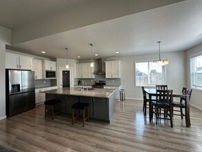 6057 Oasis St in West Richland, WA - Building Photo - Building Photo