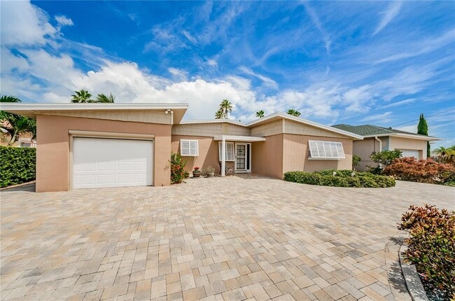 1983 W Vina Del Mar Blvd in St Pete Beach, FL - Building Photo - Building Photo