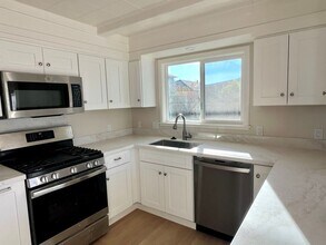 1684 S Norfolk St in San Mateo, CA - Building Photo - Building Photo