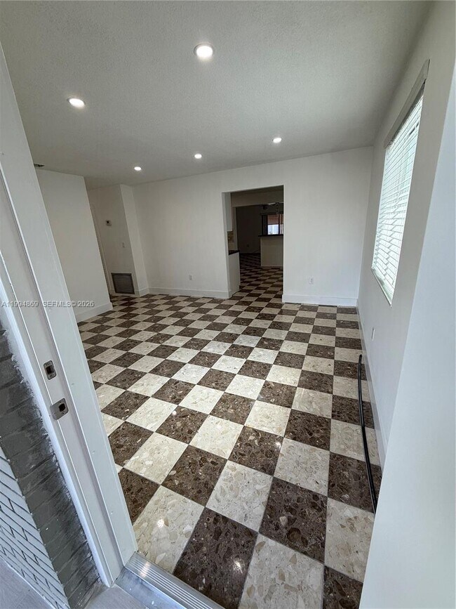 7314 SW 22nd St in Miami, FL - Building Photo - Building Photo