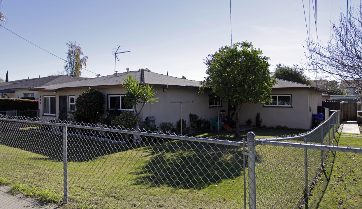 866 E Sycamore Ct in Upland, CA - Building Photo