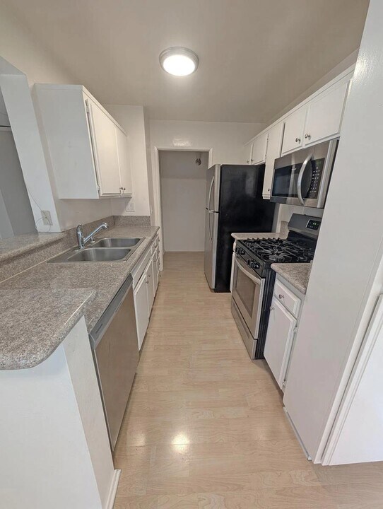 4303 Cedros Ave in Los Angeles, CA - Building Photo