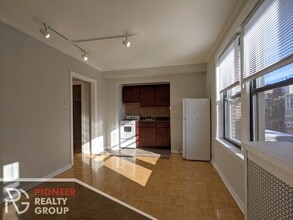 737 W Belmont Ave, Unit 305-RA in Chicago, IL - Building Photo - Building Photo