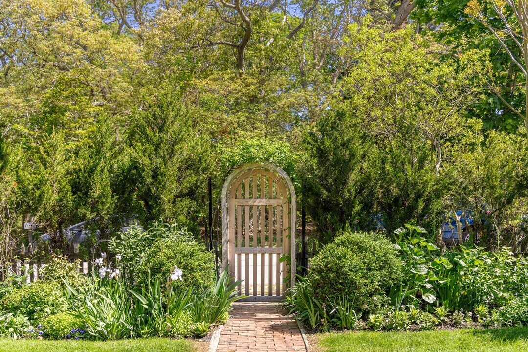 18 Gann Rd in East Hampton, NY - Building Photo