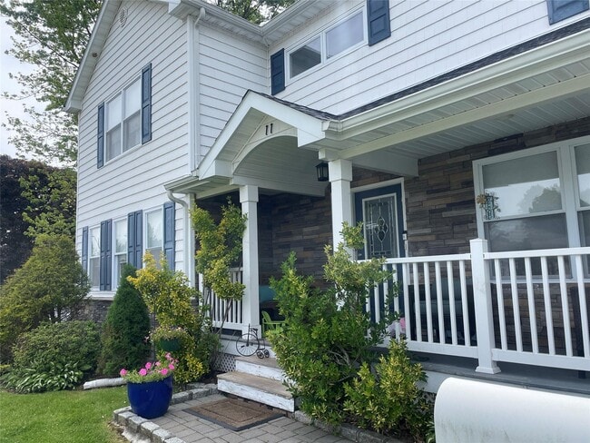 11 Charlotte Pl in Plainview, NY - Building Photo - Building Photo