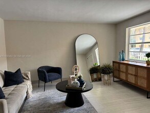 955 W 74th St in Hialeah, FL - Foto de edificio - Building Photo