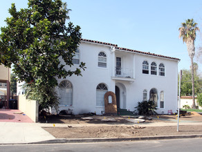 1201 S Cloverdale Ave in Los Angeles, CA - Foto de edificio - Building Photo