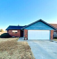 4402 SW Hickory Ln in Lawton, OK - Building Photo