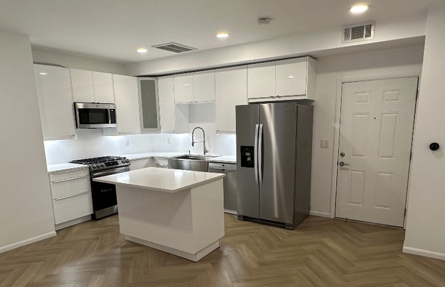 1119 Poinsettia Dr in West Hollywood, CA - Foto de edificio - Building Photo