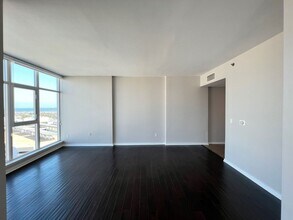 411 W Seaside Way in Long Beach, CA - Building Photo - Building Photo