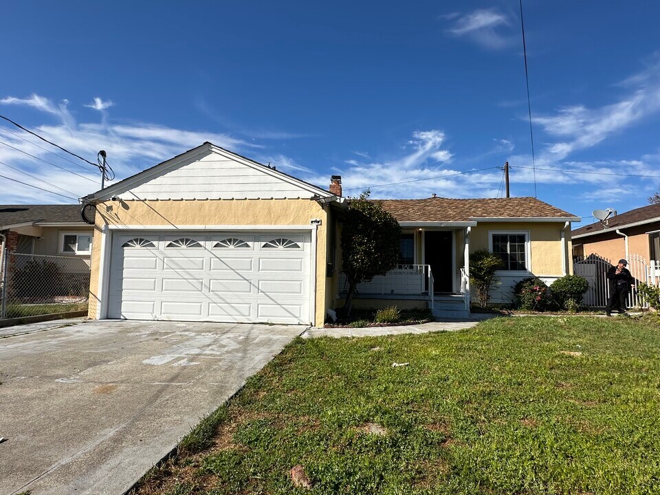 407 Lloyd Ave in San Leandro, CA - Foto de edificio