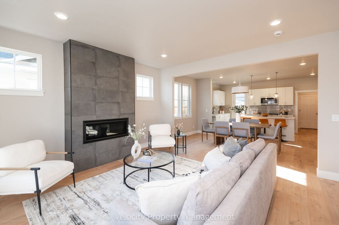 20610 SE Boer Pl SE in Bend, OR - Building Photo