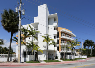 7700 Tatum Waterway Dr in Miami Beach, FL - Building Photo - Building Photo