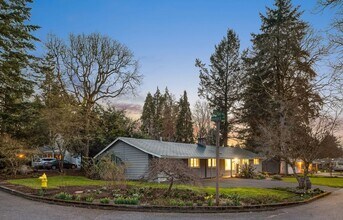 17635 Deemar Way in Lake Oswego, OR - Foto de edificio - Building Photo