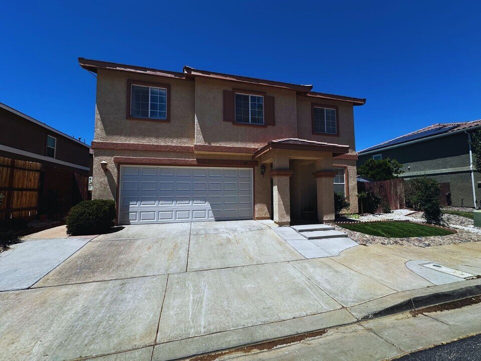 125 Latente Dr in Palmdale, CA - Building Photo