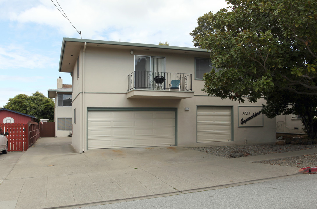 1220 Capuchino Ave in Burlingame, CA - Foto de edificio