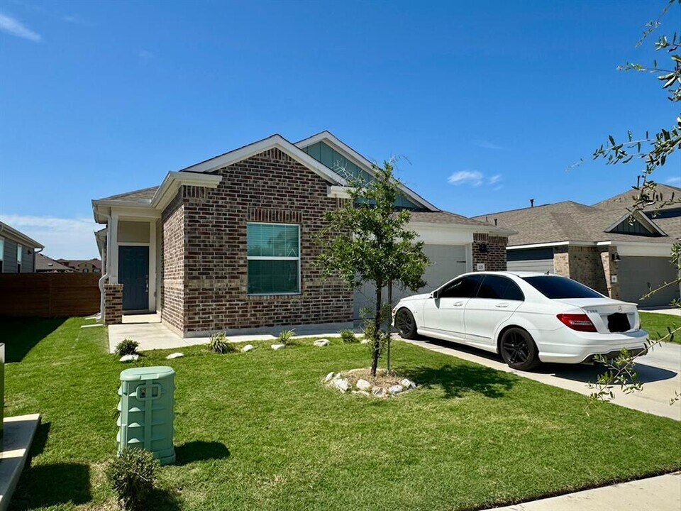 520 Doherty in Kyle, TX - Building Photo