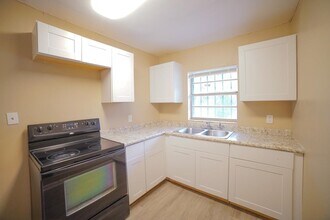 1038 Dover St in Tallahassee, FL - Building Photo - Building Photo