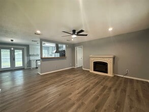 320 Holiday St in Tomball, TX - Building Photo - Building Photo