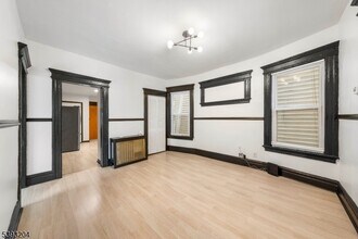 209 N 11th St-Unit -2 in Newark, NJ - Building Photo - Building Photo