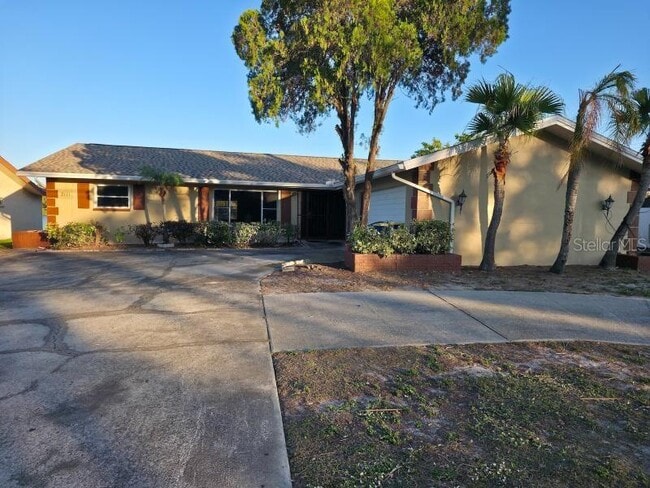 2111 N Keene Rd in Clearwater, FL - Building Photo - Building Photo