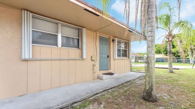 6116 SW 39th St in Miramar, FL - Building Photo - Building Photo