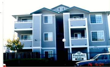 Pinehurst Apartments in Hayward, CA - Foto de edificio - Building Photo