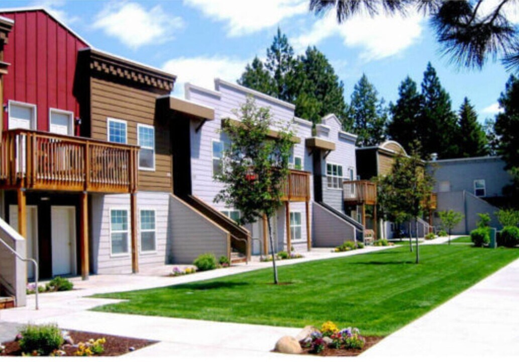 252 N Elm St in Sisters, OR - Building Photo