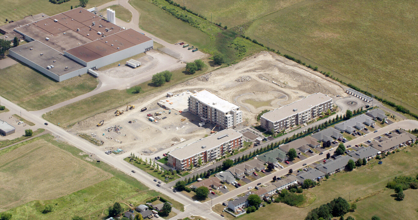 Lepine Lodge in Renfrew, ON - Building Photo