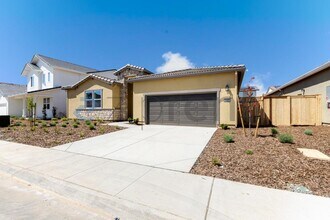 8420 Mondale Wy in Elk Grove, CA - Foto de edificio - Building Photo