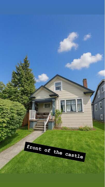 5022 7th Ave NE in Seattle, WA - Building Photo